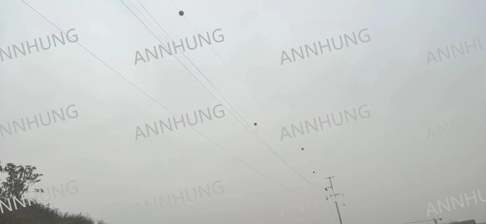 kasus perusahaan terbaru tentang Aircraft Warning Sphere Installation Case: AH-AWS 600 mm Fiberglass Markers on High-Voltage Transmission Lines